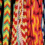 Bunte Vielfalt: Freundschaftsarmbänder basteln
