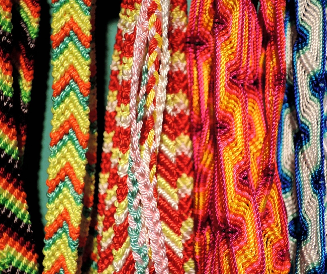 Bunte Vielfalt: Freundschaftsarmbänder basteln