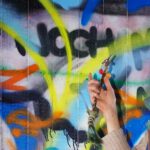 Live vor Ort - unsere Künstler*innen in echt   Maya Kiana Saleh: Wo hört die Leinwand auf, wo fängt die Kleidung an?